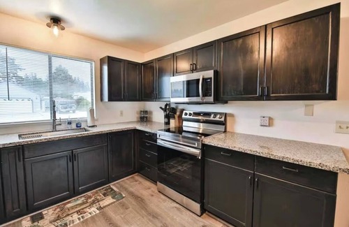 Bertsch-Oceanview Casa | Coastal & Redwood Bungalow! 1 mile from the ocean, minutes from redwoods!