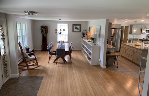 Kennebunk Casa | Coastal Retreat-Indoor Saltwater Pool, Hot Tub & Sauna 1 mile from Mothers Beach