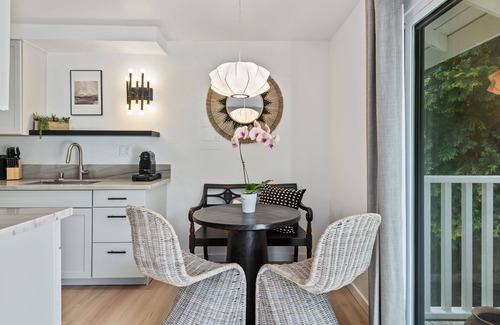 Summerland Condominio | Coastal Retreat with Private Balcony & Bali Charm