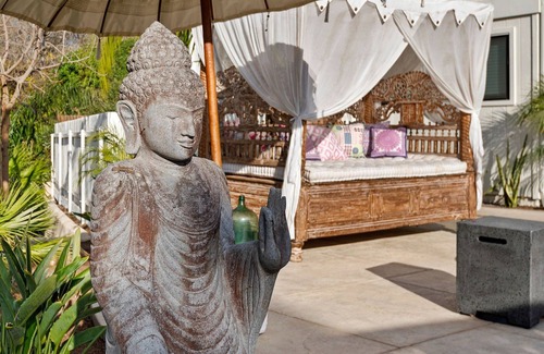 Summerland Condominio | Coastal Retreat with Private Balcony & Bali Charm