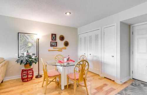 South Beach Apartamento | Coastal Sea Pines Escape Walk to Beach!