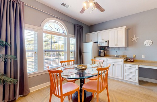 Sea Trail Apartamento | Coastal Suite with golf course view and shared pool access