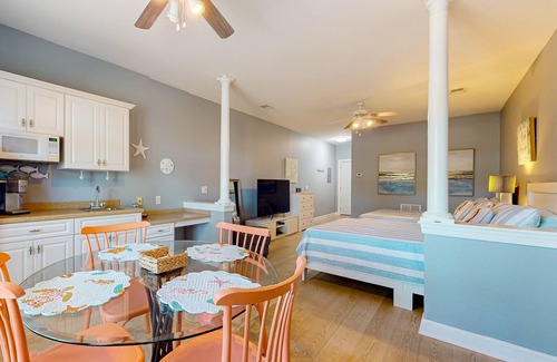 Sea Trail Apartamento | Coastal Suite with golf course view and shared pool access