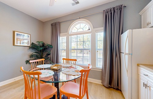 Sea Trail Apartamento | Coastal Suite with golf course view and shared pool access