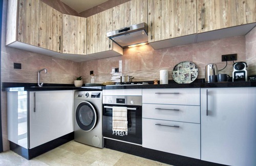 Agadir Bay Apartamento | Coastal-Apartamento-De Lujo-Baño para personas con movilidad reducida-Vista a...