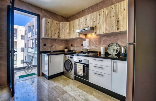 Agadir Bay Apartamento | Coastal-Apartamento-De Lujo-Baño para personas con movilidad reducida-Vista a...