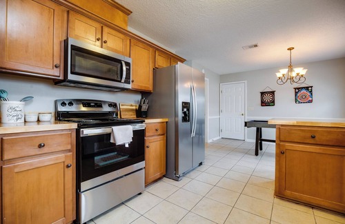 Hinesville Casa | Coastal theme getaway Relaxing, Patio Arcade