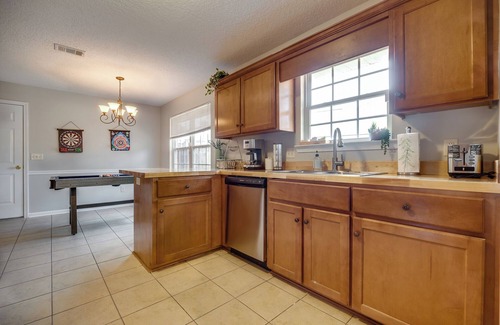 Hinesville Casa | Coastal theme getaway Relaxing, Patio Arcade