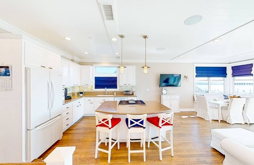 Old Towne Casa | Coastal-themed beachfront home with water views, grill, & beach access