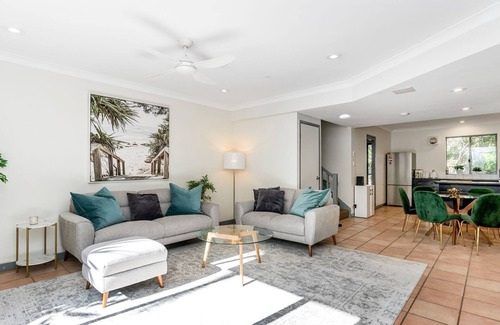 Belongil Casa | Coastal Townhouse - Minutes from the Beach and a short walk to town.