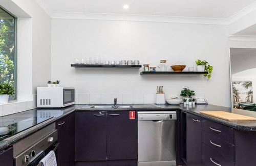 Belongil Casa | Coastal Townhouse - Minutes from the Beach and a short walk to town.