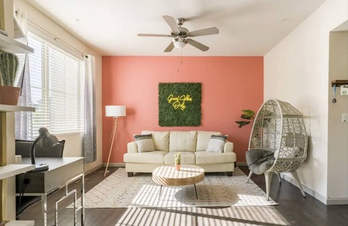 Camarillo Apartamento | Coastal vibes Ste☀2BR W/King Bd.WiFi.Pool. 25min-Beach