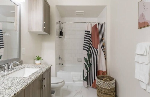 Camarillo Apartamento | Coastal vibes Ste☀2BR W/King Bd.WiFi.Pool. 25min-Beach