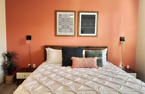 Camarillo Apartamento | Coastal vibes Ste☀2BR W/King Bd.WiFi.Pool. 25min-Beach