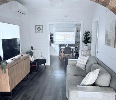 Shellharbour Casa | Coastal Vibes - Walk to beach, Marina, Cafes and Pubs