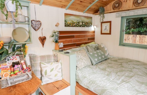 Northampton Cabaña | COBBLERS CABIN, pet friendly, with open fire in Northampton