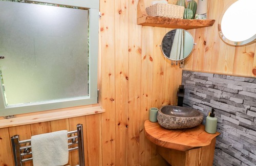 Northampton Cabaña | COBBLERS CABIN, pet friendly, with open fire in Northampton