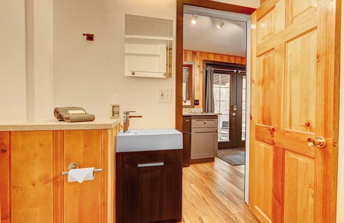 Idaho Springs Condominio | Cobblestone: Relax and Play Creekside Studio Condo