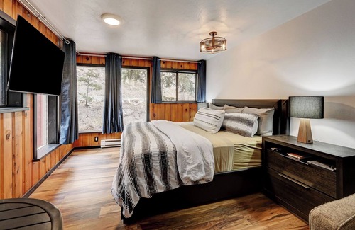Idaho Springs Condominio | Cobblestone: Relax and Play Creekside Studio Condo