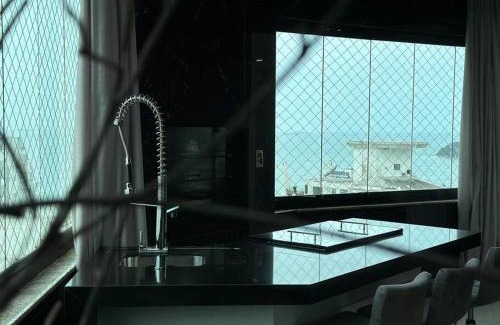 Barra Sul Apartamento | Cobertura Duplex com Piscina, Vista Mar e Hidro