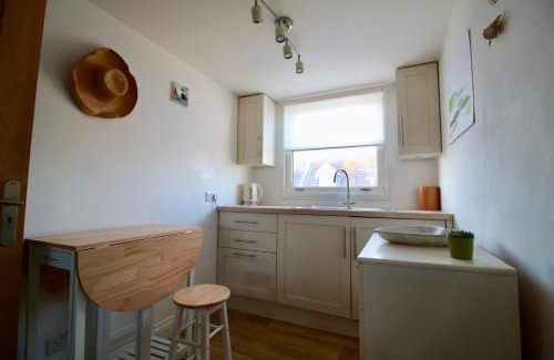 Seaford Casa | Cockle Cottage, An artists haven, Charming Cottage By Air Premier