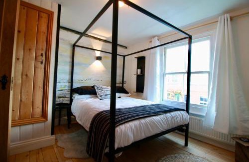 Seaford Casa | Cockle Cottage, An artists haven, Charming Cottage By Air Premier