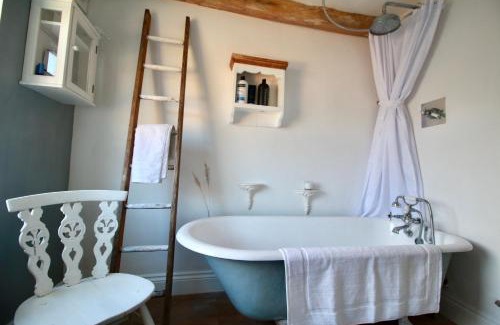 Seaford Casa | Cockle Cottage, An artists haven, Charming Cottage By Air Premier