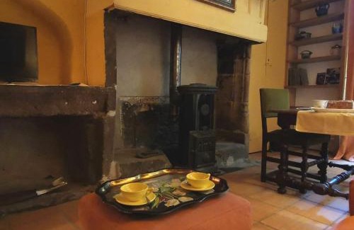 Le Puy-en-Velay Apartamento | Cocon au cœur du Puy-en-Velay avec cour privée et WIFI - FR-1-582-325