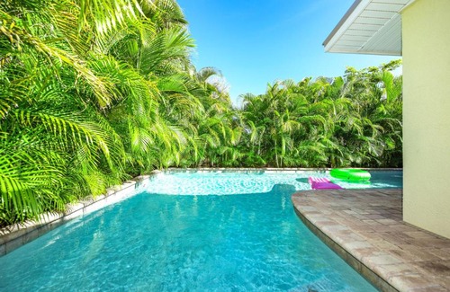 Holmes Beach Casa | Coconut Cottage #4 by AMI Locals