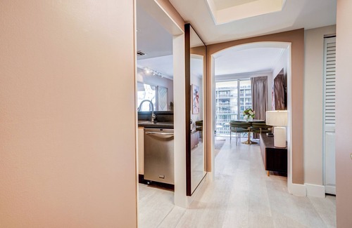 Coconut Grove Condominio | Coconut Grove Beauty! 1/1 Bayview Condo w/ Free Parking