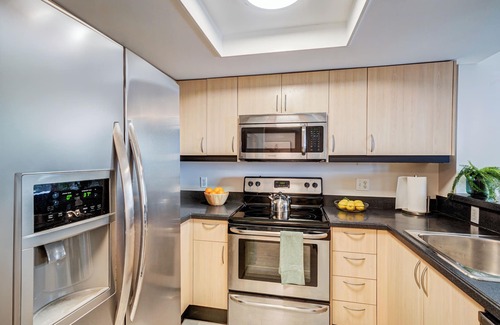 Coconut Grove Condominio | Coconut Grove Beauty! 1/1 Bayview Condo w/ Free Parking