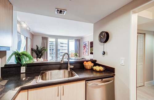 Coconut Grove Condominio | Coconut Grove Beauty! 1/1 Bayview Condo w/ Free Parking