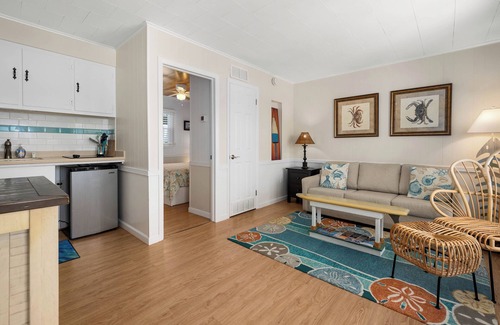 Ocean Pines Casa | Coconut Grove Cottage at the Inn on Turville Creek