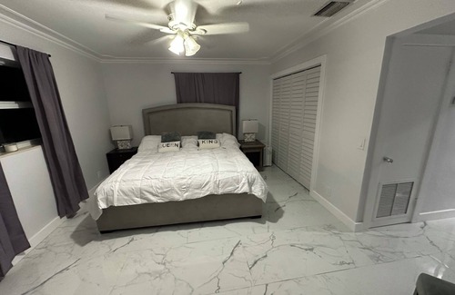 Lake Worth Corridor Complejo | Coconut Trail Resort-Family-Friendly Bamboo retreat w/pool, hot tub outdoor bar
