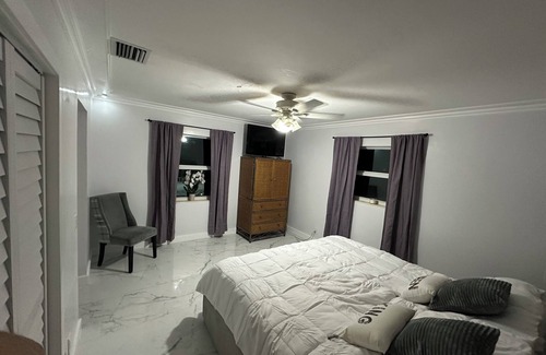 Lake Worth Corridor Complejo | Coconut Trail Resort-Family-Friendly Bamboo retreat w/pool, hot tub outdoor bar
