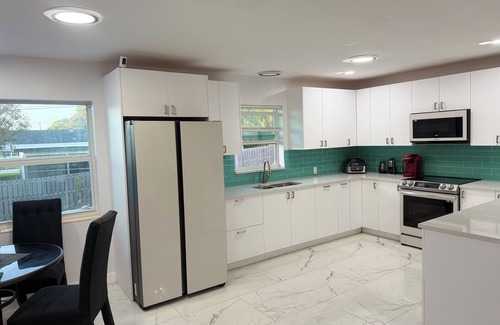 Lake Worth Corridor Complejo | Coconut Trail Resort-Family-Friendly Bamboo retreat w/pool, hot tub outdoor bar
