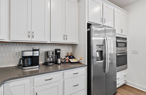 Wake Forest Condominio | Coffee Bar| Walk to Downtown| 3 King Beds