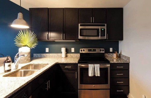 12 South Apartamento | Coffee Shops, Restaurants, Bars, Salons and Boutiques, just steps away.