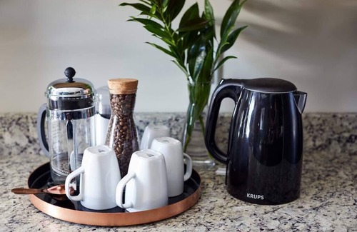 12 South Apartamento | Coffee Shops, Restaurants, Bars, Salons and Boutiques, just steps away.