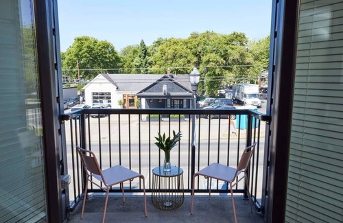 12 South Apartamento | Coffee Shops, Restaurants, Bars, Salons and Boutiques, just steps away.