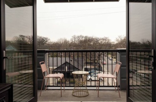 12 South Apartamento | Coffee Shops, Restaurants, Bars, Salons and Boutiques, just steps away.