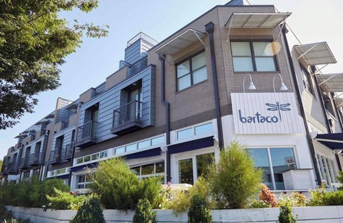 12 South Apartamento | Coffee Shops, Restaurants, Bars, Salons and Boutiques, just steps away.