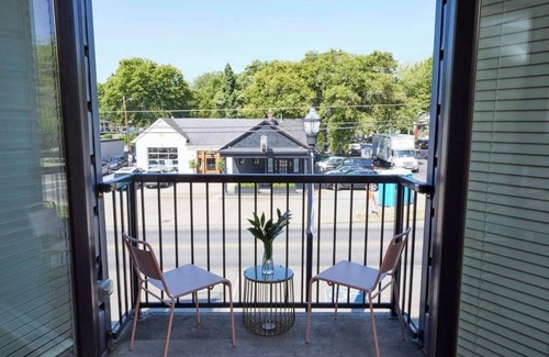 12 South Apartamento | Coffee Shops, Restaurants, Bars, Salons and Boutiques, just steps away.