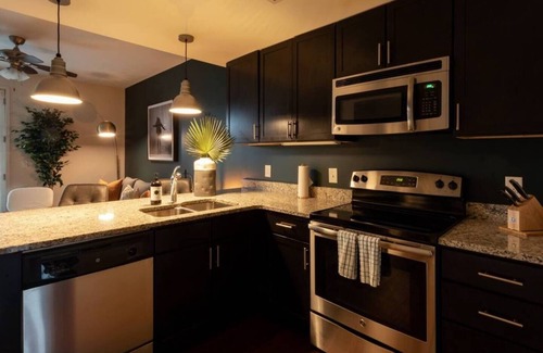 12 South Apartamento | Coffee Shops, Restaurants, Bars, Salons and Boutiques, just steps away.