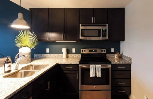 12 South Apartamento | Coffee Shops, Restaurants, Bars, Salons and Boutiques, just steps away.