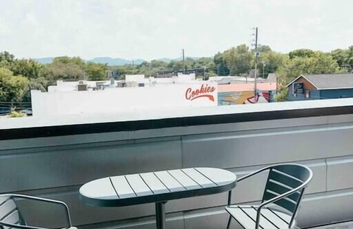 12 South Apartamento | Coffee Shops, Restaurants, Bars, Salons and Boutiques, just steps away.