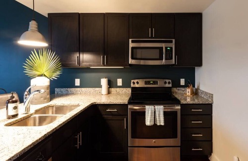 12 South Apartamento | Coffee Shops, Restaurants, Bars, Salons and Boutiques, just steps away.