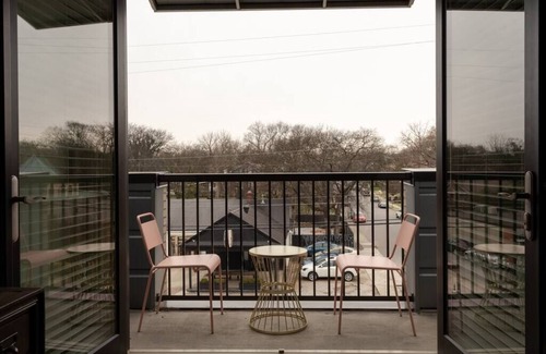 12 South Apartamento | Coffee Shops, Restaurants, Bars, Salons and Boutiques, just steps away.