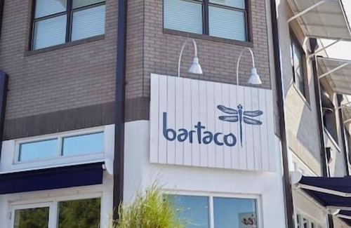 12 South Apartamento | Coffee Shops, Restaurants, Bars, Salons and Boutiques, just steps away.