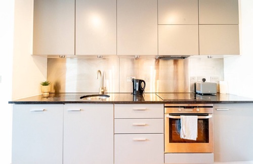 Plasnewydd Apartamento | Cohost Partners Charming 1BR Retreat Netflix & Cozy Vibes